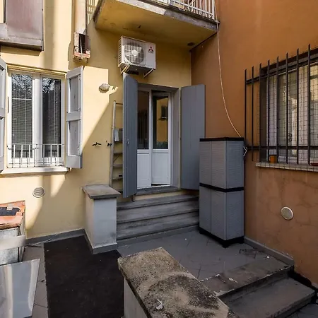 Travel House *